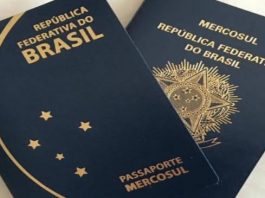 Imagem de dois documentos de passaporte sobreposto em uma mesa