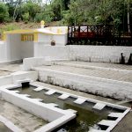 Local histórico com tanques de água construídos no chão para lavar roupas