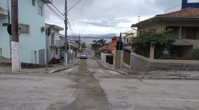 rua com trecho ao centro com asfalto novo, por onde passou a obra