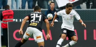 jogadores de são paulo e corinthians disputam a bola no gramado