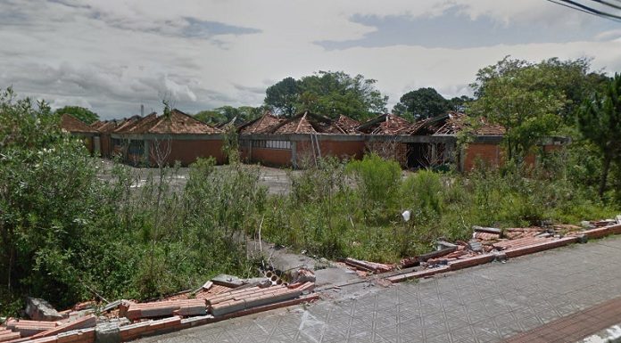 colégio dayse werner sales visto da rua abandonado, quebrado e cheio de mato