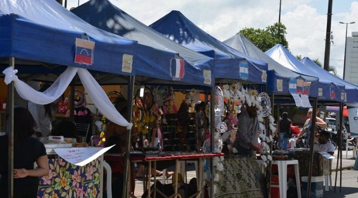 barracas de feiras colocadas lado a lado