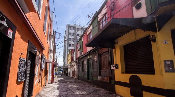 travessa ratcliff com bares fechados e ninguém na rua