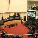 visão superior da galeria do plenário da alesc mostrando público e alguns deputados na cadeiras e outros na mesa diretora