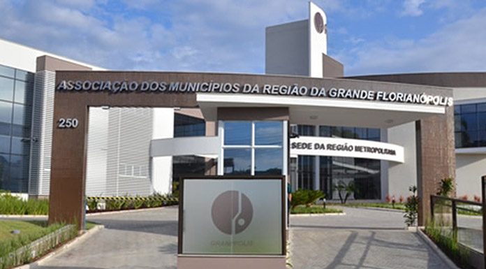 facha da sede da granfpolis com o nome escrito por extenso