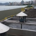 equipamentos da estação de tratamento ao lado do mar da beira-mar norte