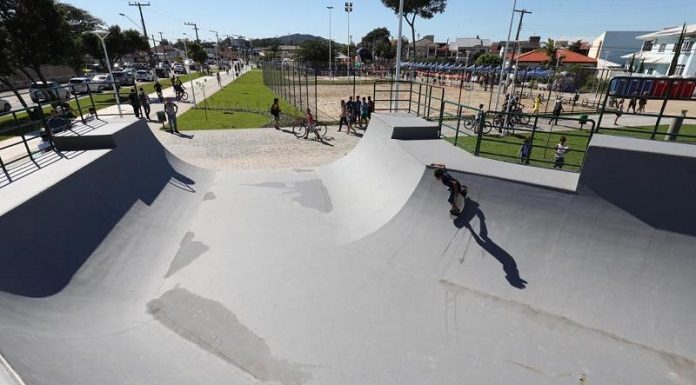 Novidade é que todas as regiões das cidade ganharão pistas de skate, a exemplo da que foi inaugurada recentemente no bairro Carianos - Foto: Cristiano Andujar/PMF