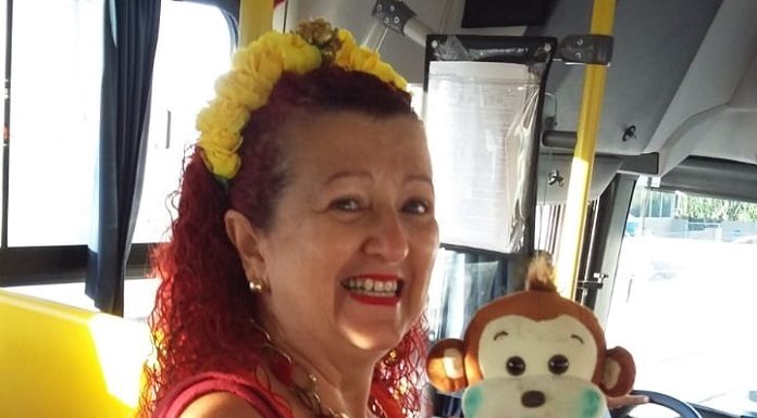 No ônibus para o trabalho, Vera Maria de Araújo conta para os passageiros as mesmas histórias que irá contar para as crianças da creche - Foto: Secom PMF/Divulgação