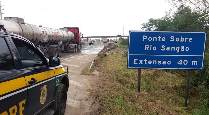 Ponte no km 359 da BR 101 rompeu na sexta (24/5) com alto volume do Rio Sangão - Foto: PRF-SC/Divulgação