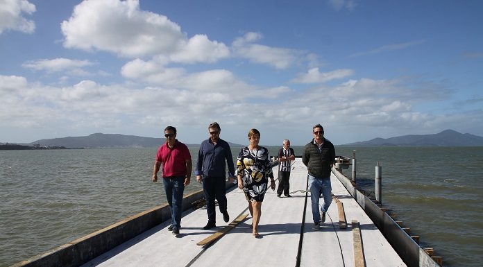 Prefeita Adeliana Dal Pont visitou a obra de revitalização do Centro Histórico de São José que tem entrega prevista para agosto - Foto: PMSJ