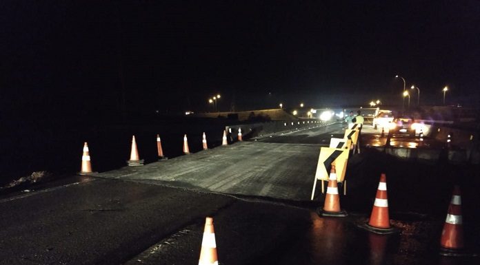 Trabalho emergencial de conserto da ponte no sentido Sul durante o fim de semana permitiu que uma faixa fosse aberta ainda no domingo, porém com o trânsito estrutura já cedeu um pouco - Foto: PRF/Divulgação/CSC