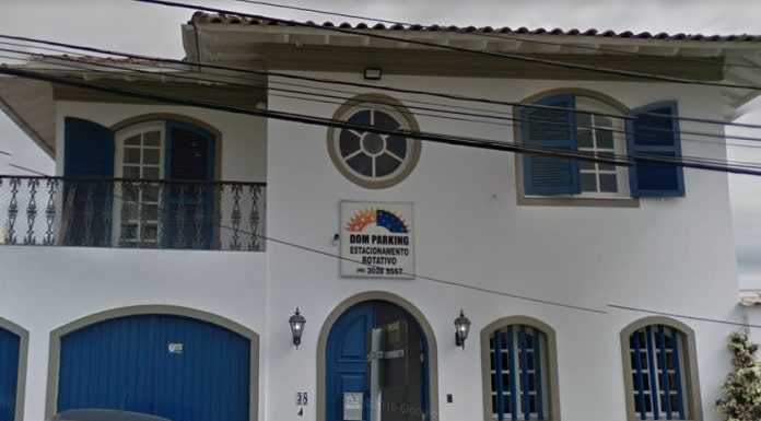 casa sede da empresa dom parking, com pequena placa indicativa