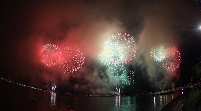 queima de fogos de artifício sobre o mar à noite