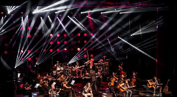 palco com a orquestra camerata e a banda dazaranha