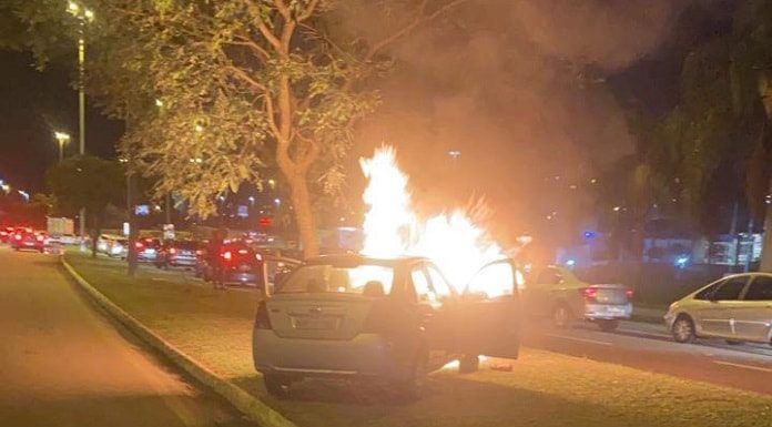 veículo fiesta sedan em chamas sobre canteiro de grama da av. beira-mar