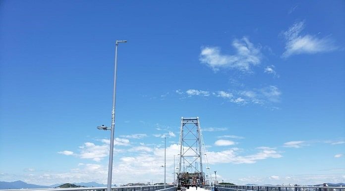 foto na pista da ponte com postes instalados