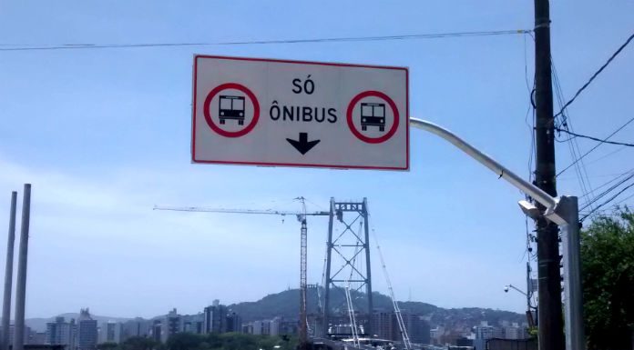 placa de "só ônibus" na entrada da ponte hercílio luz