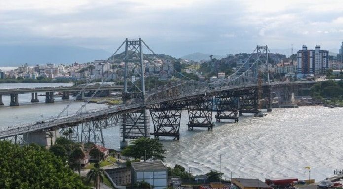 ponte vista de longe um pouco de lado, mostrando a ilha e o continente