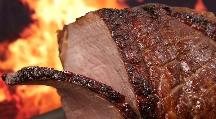 tabela de preço: pedaço de carne fatiada ao ponto com fogo ao fundo