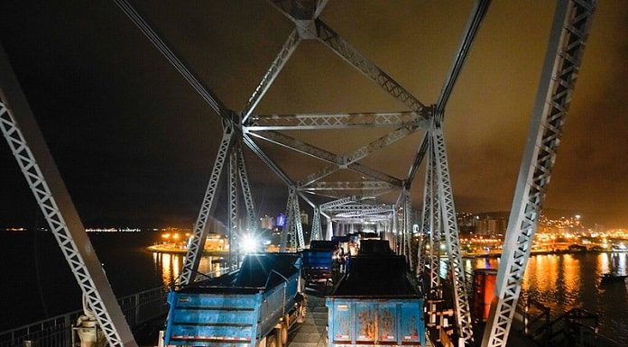 caminhões sobre a ponte hercílio luz