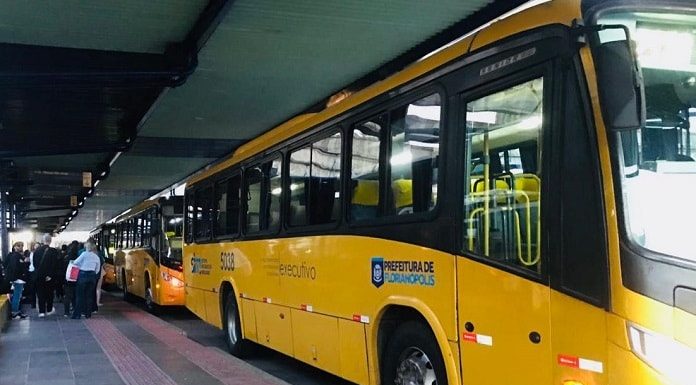 ônibus executivo estacionado em plataforma do terminal cidade de florianópolis