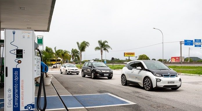 três veículos elétricos da bmw ao lado de eletroposto