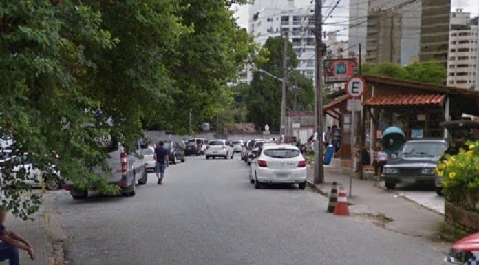 rua do centro de florianópolis com carros estacionados dos dois lados