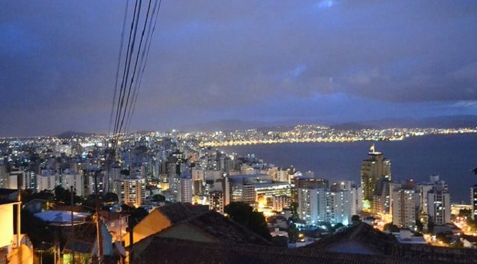 vista do centro de florianópolis a partir de um local alto, à noite