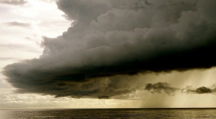 nuvem de chuva passando sobre o mar