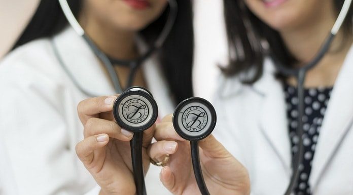 duas médicas mostram o estetoscópio