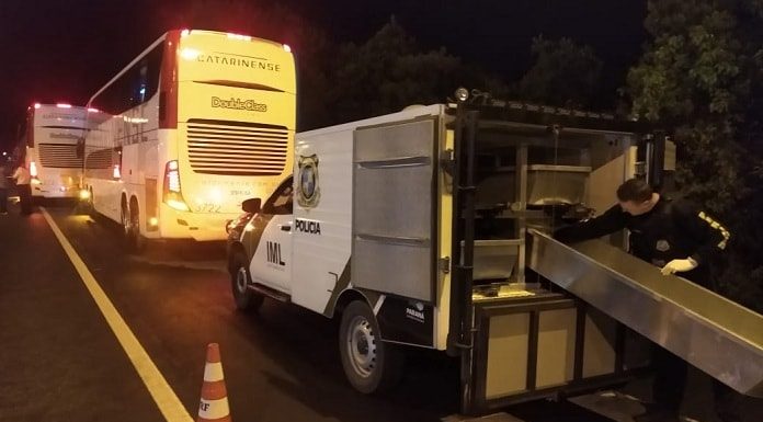 carro do iml parado no acostamento atrás do ônibus da catarinense em foto noturna