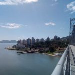 foto da baía norte de florianópolis a partir da ponte hercílio luz mostrando um dia de sol e a beira-mar