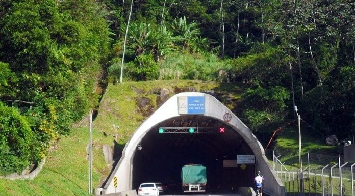 entrada do túnel, com veículos entrando e ciclista ao lado