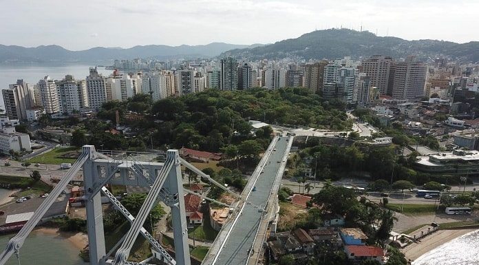 imagem aérea da ponte na cabeceira insular com o centro de florianópolis ao lado