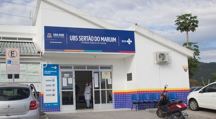 fachada do posto de saúde ubs serão do maruim; dois carros e moto na frente