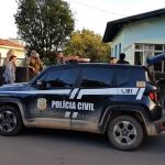 jeep renegade da polícia civil parado em frente de uma casa com polícias e outros homens em volta