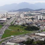 foto aérea do entroncamento das br 101 e 282 em são josé com cidade em volta e montanha do cambirela ao fundo