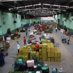 galpão da ceasa visto de cima com caixas empilhadas e movimentação de pessoas