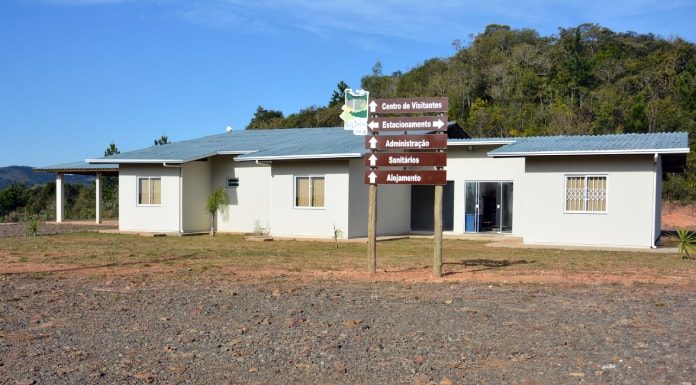 centro de visitantes do Parque Estadual Rio Canoas em concórdia fechado com placa de indicação das trilhas