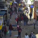 pessoas andando de mascaras e roupas de frio no calcadao da rua conselheiro mafra centro florianopolis