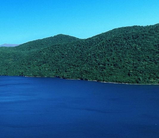 foto aérea da lagoa do peri com morro ao fundo praia na margem