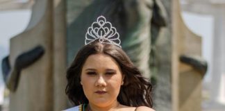 elizabete posa para a foto usando coroa e faixa miss são josé plus size