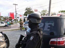 policial do bope com metralhadora ao lado de caminhonete nos ingleses