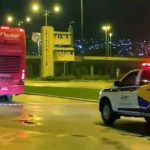 ônibus da buser seguido por viatura caminhonete da antt com giroflex ligado no entorno da rodoviária