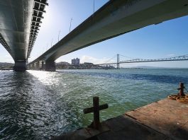 pontes vistas de baixo do lado insular com o mar abaixo em destaque em dia de sol