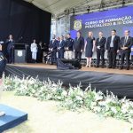 autoridades enfileiradas no palco sem máscara