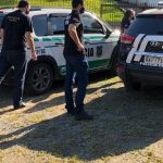 policias em volta de viaturas da polícia civil