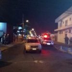 carros de polícia, viaturas e policias em esquina portanto armas próximos à delegacia para onde foram levados os suspeitos de participaram do assalto em criciúma