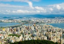 iptu com desconto em florianópolis: centro da cidade visto do alto; continente ao fundo