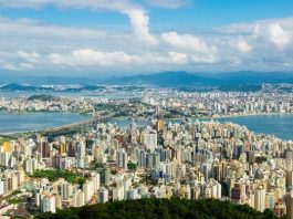 iptu com desconto em florianópolis: centro da cidade visto do alto; continente ao fundo